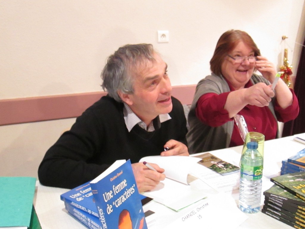 Gérard Pelletier et Annie Pelletier, partenaires de l'Andra et propriétaires du Château de la Mothe de Vicq (03) à la table de l'auteure Christine Chancel. On s'amuse ! 